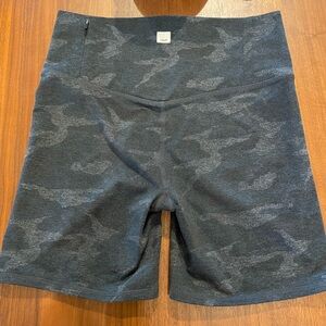 Vuori Black Camo Fitted Shirts - M